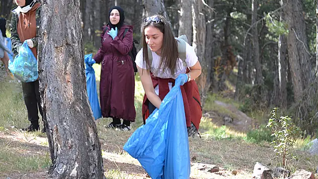 Selçuk Üniversitesi Fen Fakültesi Çekirgeler Tabiat ve Kültür Bilimi Topluluğu ormanda çöp topladı
