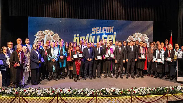 Selçuk Üniversitesi'nde başarılı isimler ödüllendirildi