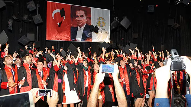 Selçuk Üniversitesi'nde genç hukukçular mezuniyet coşkusu yaşadı