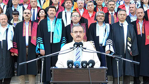 Selçuk Üniversitesi Senatosu darbe girişimini lanetledi