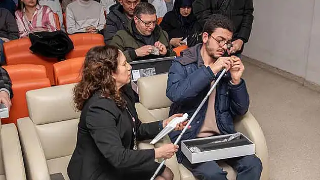 Selçuk Üniversitesinde akıllı baston eğitimi ve teslimi