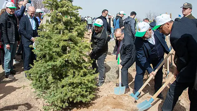 Selçuk Üniversitesinde bin 500 fidan toprakla buluşturuldu
