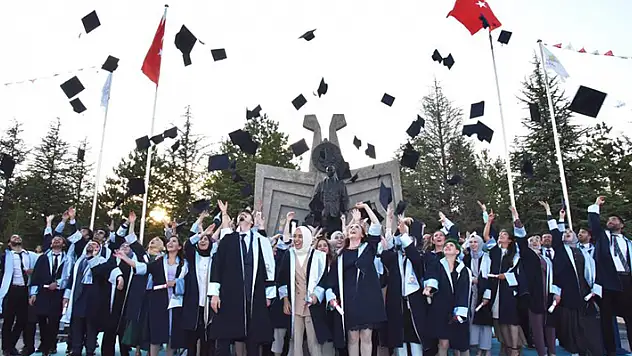 Selçuk Üniversitesinde genç diş hekimleri diplomalarını aldı
