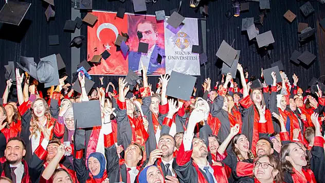 Selçuk Üniversitesinde genç hukukçular mezuniyet sevinci yaşadı
