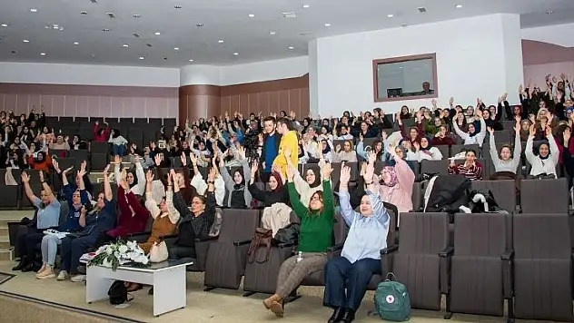 Selçuk Üniversitesinde güldüren konferans