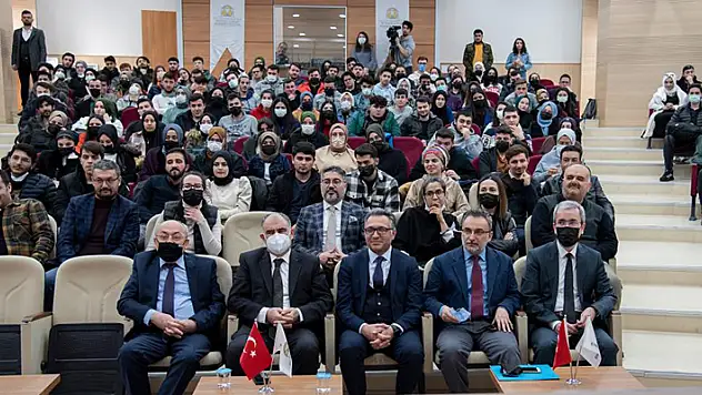 Selçuk Üniversitesinde öğrenci - mezun buluşması
