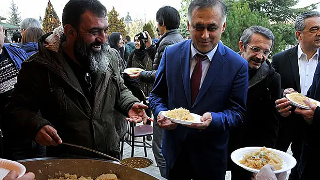 Selçuk Üniversitesinde öğrencilere helva ikramı