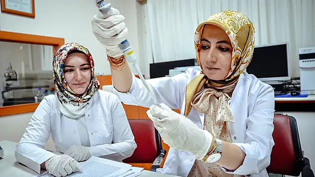 Selçuk Üniversitesinde uzmanlar anne sütündeki enfeksiyon baskılayıcıları mikro RNA düzeyinde inceledi
