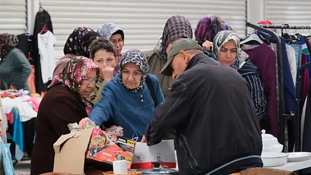 Selçuklu 2.El Pazarı yeni gününde yoğun ilgi gördü