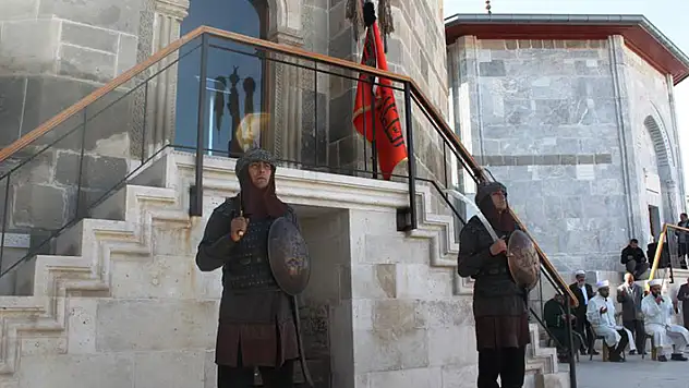 Selçuklu başkenti Konya'da Sultanlar Türbesi'nde her cuma namazı sonrası saygı nöbeti