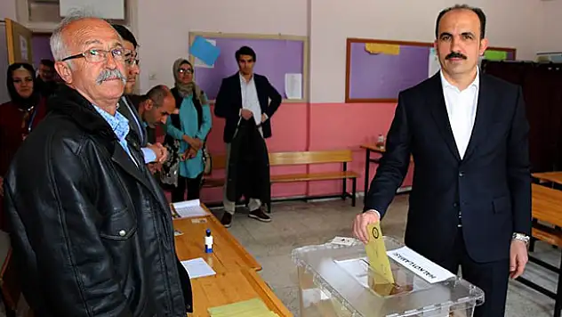 Selçuklu Belediye Başkanı Altay, oyunu kullandı