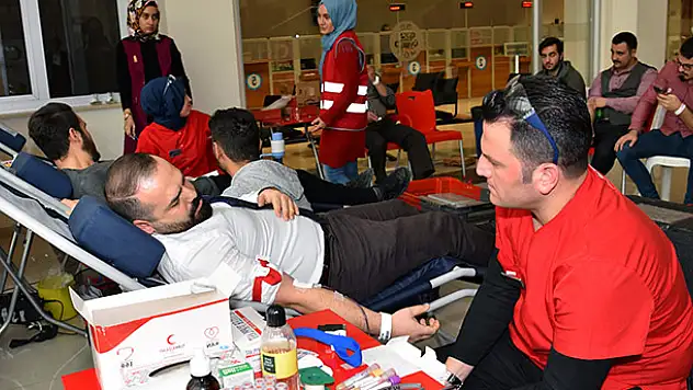 Selçuklu Belediye personelinden Kızılay'a destek
