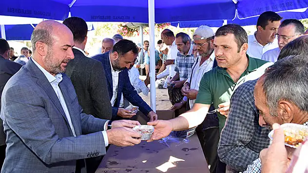 Selçuklu Belediyesi Cuma Buluşması'nda aşure ikram etti