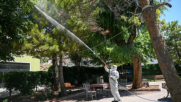 Selçuklu Belediyesi yeşil alan ilaçlamalarını dış mahallelerde de sürdürüyor
