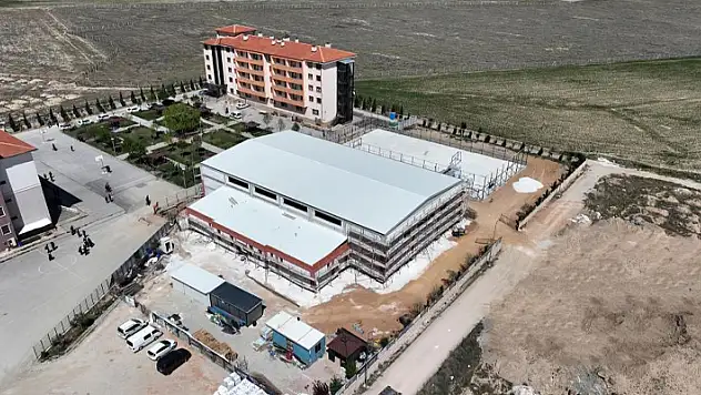 Selçuklu Belediyesinden eğitime kapalı spor salonu ve suni çim saha desteği
