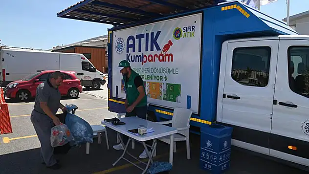 Selçuklu Belediyesinin Mobil Atık Kumbara Aracı semt pazarlarında
