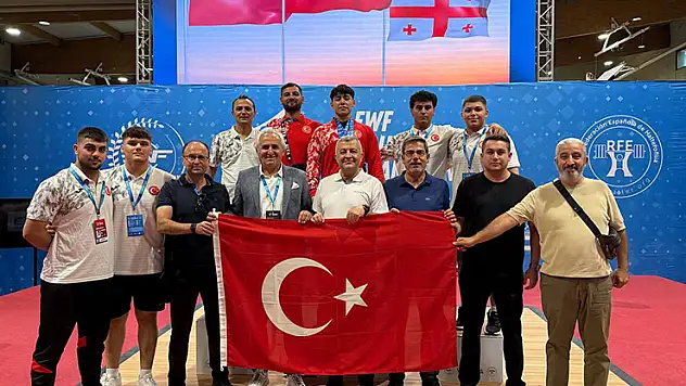 Selçuklu Belediyespor, halterde madalyaları kaldırdı