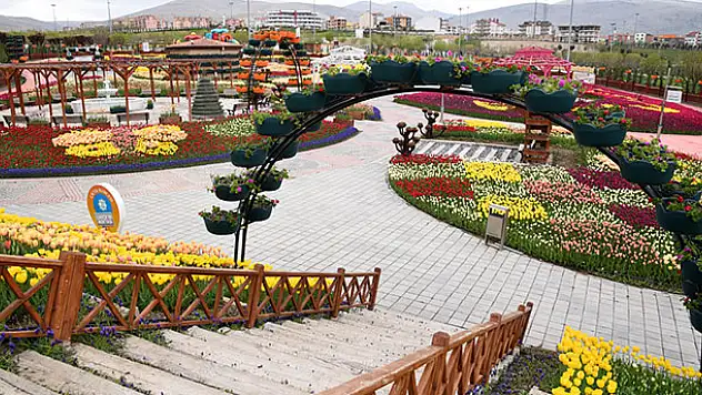 Selçuklu Çiçek Bahçesi'nde lale zamanı
