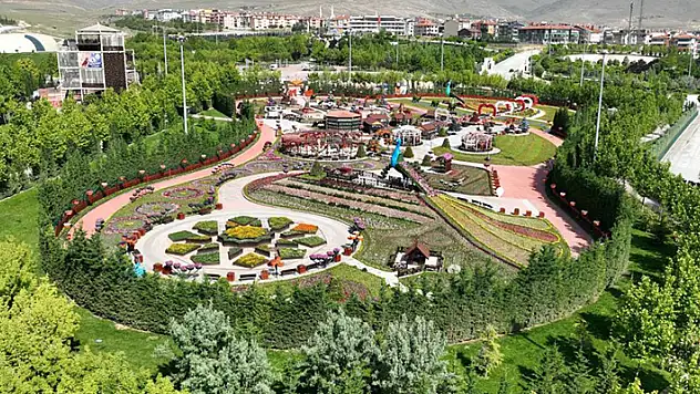 'Selçuklu Çiçek Bahçesi' yoğun ilgi görmeye devam ediyor