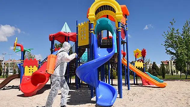 Selçuklu'da çocuk parkları yeniden dezenfekte ediliyor