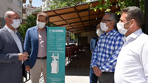 Selçuklu'da iş yerlerine dezenfektan standı yerleştirildi