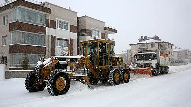 Selçuklu'da kar mesaisi sürüyor