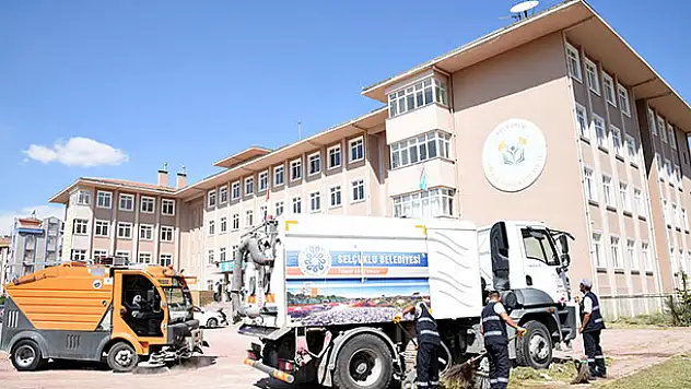 Selçuklu'da okul bahçeleri temizlendi