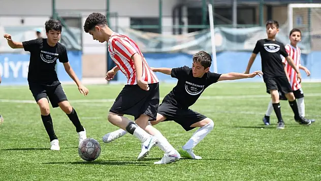 Selçuklu'da okullar futbolda terliyor