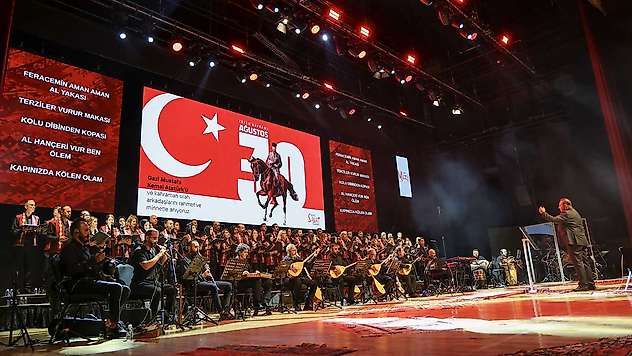 Selçuklu'da renkli akşam: Zafer Bayramı coşkusu müziğe yansıdı