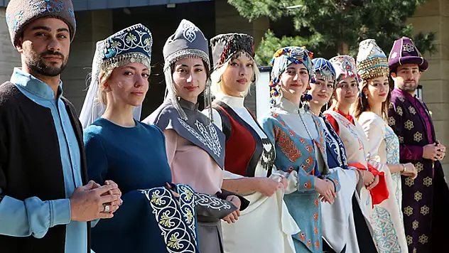 Selçuklu eseri Çifte Minareli Medrese'nin motiflerini kıyafetlere işlediler
