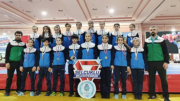 Selçuklu madalyaları topladı