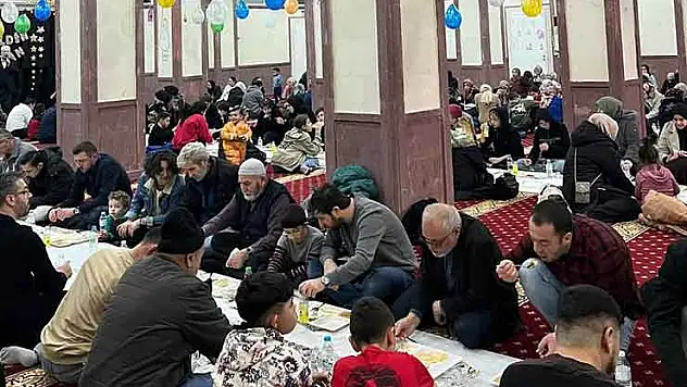 Selçuklu Merkez Camii'nde gönüller aynı sofrada buluştu