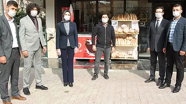 Selçuklu MHP'den askıda ekmek kampanyasına destek