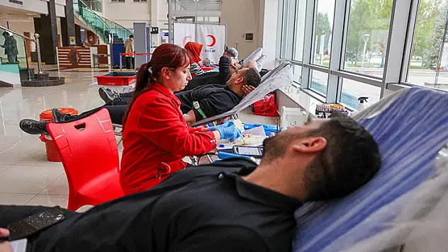 Selçuklu personelinden Kızılay'a kan bağışı