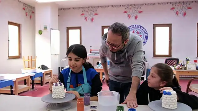 Selçuklu Sanat Tasarım Atölyesi, çocukların el becerisine katkı sunarak onlara yeni ufuklar açıyor