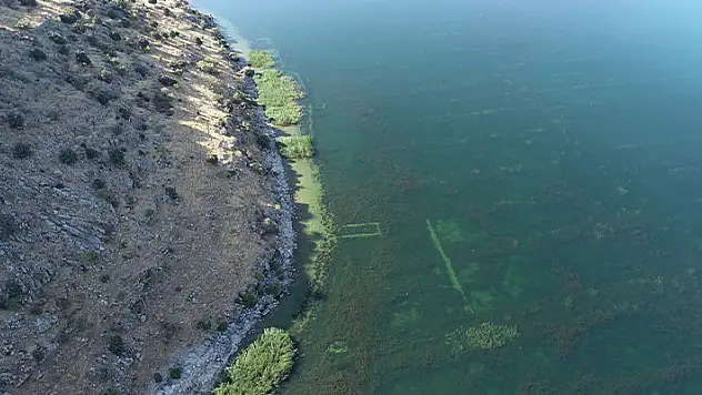 Selçuklu sarayının çevresindeki kalıntılar göldeki suların çekilmesiyle görünür hale geldi