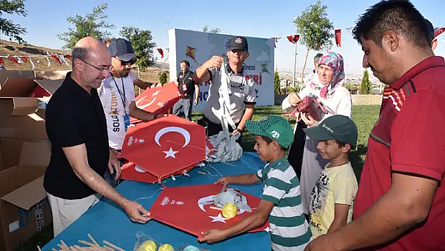 Selçuklu Seyir Tepesi'nde gökyüzünü ay yıldızlı uçurtmalar süsledi