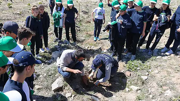 Selçukluda 200 fidan toprakla buluştu
