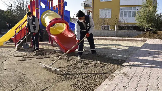 Selçuklu'da 71 çocuk parkının kumu değişti
