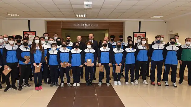 Selçuklu'da başarılı sporculara ödül
