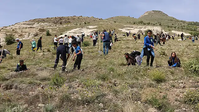 Selçuklu'da bin 200 fidan toprakla buluştu
