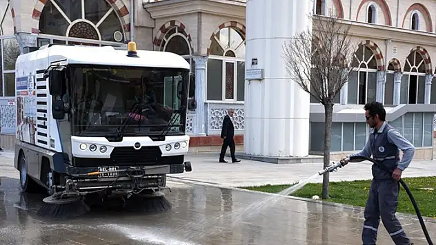 Selçuklu'da camiler gül suyu ile yıkandı
