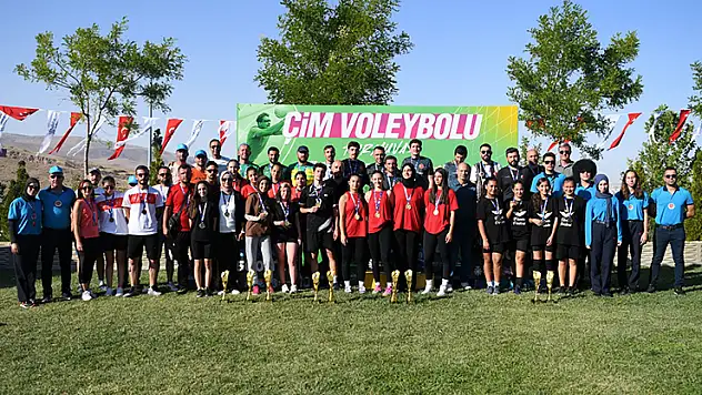 SELÇUKLU'DA ÇİM VOLEYBOLU HEYACANI YAŞANDI