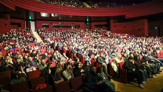 Selçuklu'da 'Genç Paldır Güldür Şov' sanatseverlerden tam not aldı