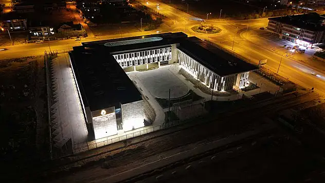 Selçuklu'daki Güzel Sanatlar Lisesi göz kamaştırıyor