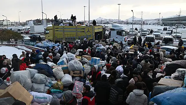 Selçuklu'dan Hatay'a 52 tır yardım malzemesi gönderildi
