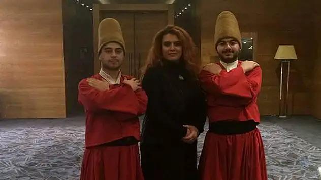 Sema aşkıyla semazen eşinin izinden yürüyor