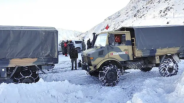 Şemdinli'de çığ düşmesi sonucu bir asker şehit oldu, bir askeri arama çalışmaları sürüyor
