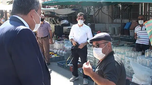 Semt pazarında denetime çıkan Karaman Valisi ile yaşlı adamın diyaloğu güldürdü