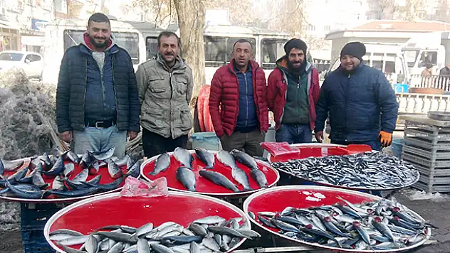 Semt pazarındaki balıkçı esnafı umutlu